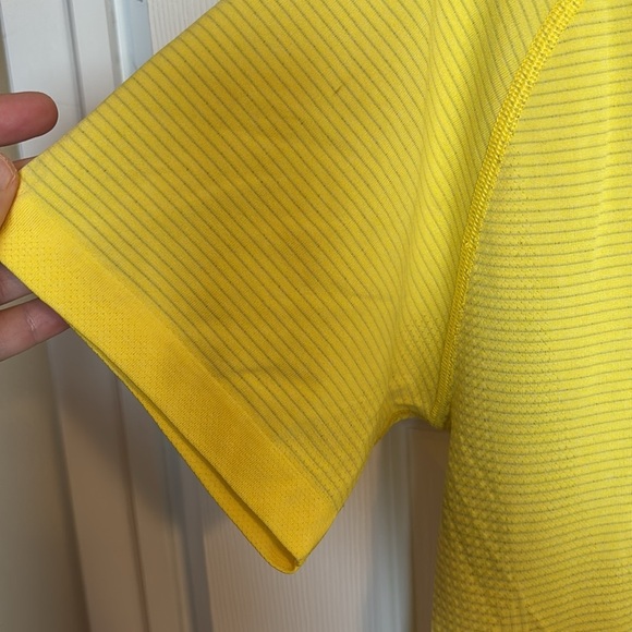Lululemon men’s yellow striped V neck athletic t-shirt size medium - Picture 3 of 10